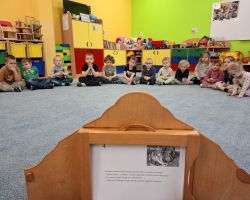 dzieci podczas zajęć o teatrze