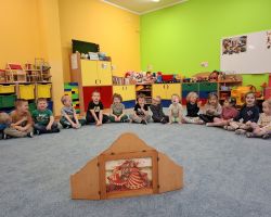 dzieci podczas zajęć o teatrze