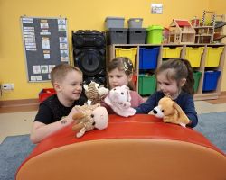 dzieci podczas zajęć o teatrze