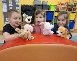 dzieci podczas zajęć o teatrze