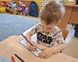 dzieci podczas zajęć o teatrze