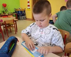 dzieci podczas zajęć o teatrze