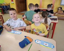 dzieci podczas zajęć o teatrze