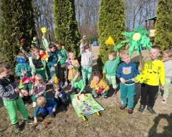 dzieci podczas obchodów pierwszego dnia wiosny