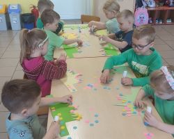 dzieci podczas obchodów pierwszego dnia wiosny