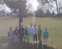 dzieci podczas obchodów pierwszego dnia wiosny