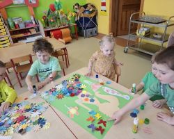 dzieci podczas obchodów pierwszego dnia wiosny