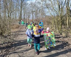 dzieci podczas obchodów pierwszego dnia wiosny