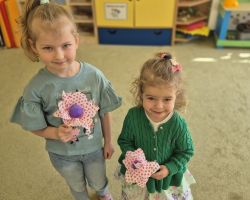 dzieci podczas obchodów pierwszego dnia wiosny