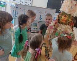 dzieci podczas obchodów pierwszego dnia wiosny