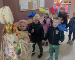 dzieci podczas obchodów pierwszego dnia wiosny