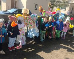 dzieci podczas obchodów pierwszego dnia wiosny