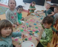 dzieci podczas obchodów pierwszego dnia wiosny