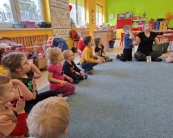 dzieci i dorośli podczas zajęć logosensorycznych