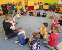 dzieci i dorośli podczas zajęć logosensorycznych