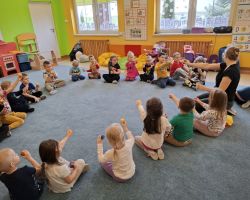 dzieci i dorośli podczas zajęć logosensorycznych
