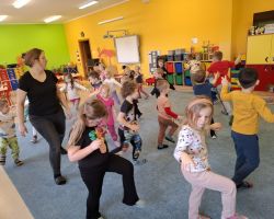 dzieci i dorośli podczas zajęć logosensorycznych