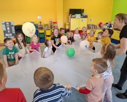 dzieci i dorośli podczas zajęć logosensorycznych