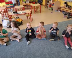 dzieci i dorośli podczas zajęć logosensorycznych