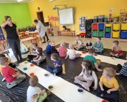 dzieci i dorośli podczas zajęć logosensorycznych