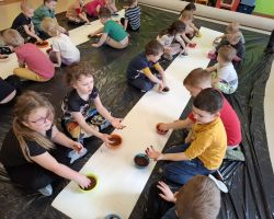 dzieci i dorośli podczas zajęć logosensorycznych