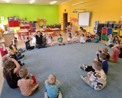 dzieci i dorośli podczas zajęć logosensorycznych