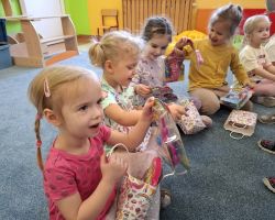 dzieci o dorosli podczas obochodów dnia kobiet