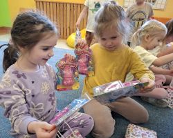 dzieci o dorosli podczas obochodów dnia kobiet