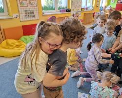 dzieci o dorosli podczas obochodów dnia kobiet