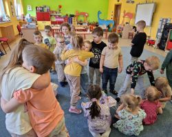 dzieci o dorosli podczas obochodów dnia kobiet