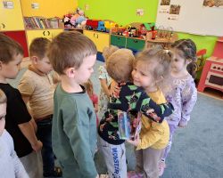 dzieci o dorosli podczas obochodów dnia kobiet