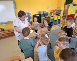 dzieci o dorosli podczas obochodów dnia kobiet