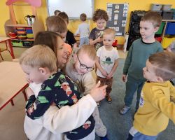 dzieci o dorosli podczas obochodów dnia kobiet