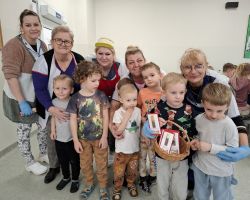 dzieci o dorosli podczas obochodów dnia kobiet