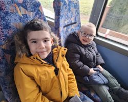 dzieci i nauczyciele podczas wycieczki do planetarium