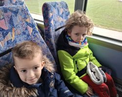 dzieci i nauczyciele podczas wycieczki do planetarium