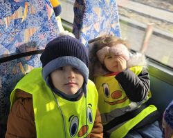 dzieci i nauczyciele podczas wycieczki do planetarium