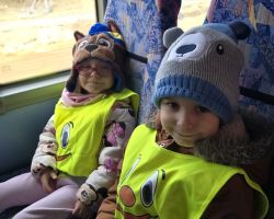 dzieci i nauczyciele podczas wycieczki do planetarium