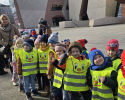 dzieci i nauczyciele podczas wycieczki do planetarium