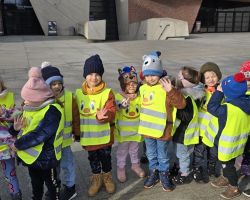 dzieci i nauczyciele podczas wycieczki do planetarium
