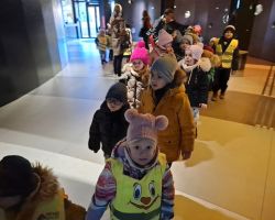 dzieci i nauczyciele podczas wycieczki do planetarium