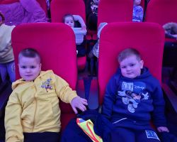 dzieci i nauczyciele podczas wycieczki do planetarium