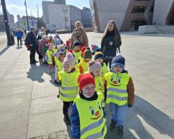 dzieci i nauczyciele podczas wycieczki do planetarium