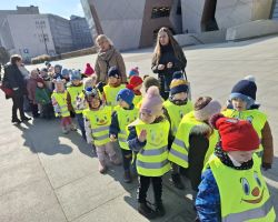 dzieci i nauczyciele podczas wycieczki do planetarium