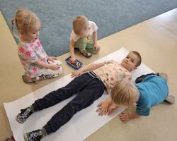 dzieci podczas zajęć o kosmosie