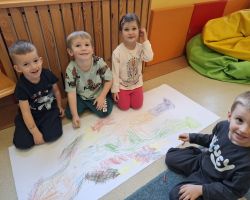 dzieci podczas zajęć o kosmosie