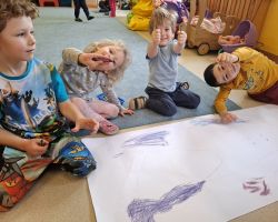 dzieci podczas zajęć o kosmosie