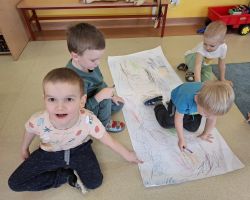 dzieci podczas zajęć o kosmosie