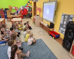 dzieci podczas zajęć o kosmosie