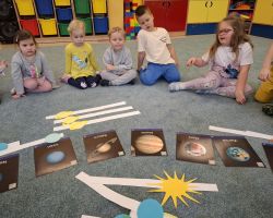 dzieci podczas zajęć o kosmosie